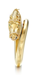 GOLD, DIAMOND AND EMERALD BANGLE, CARTIER | K金 配 鑽石 及 祖母綠 手鐲, 卡地亞（Cartier）