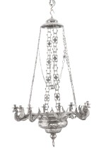 A large 8-light silver chandelier, unmarked, probably South America circa 1830 | Grande lustre à 8 lumières en argent, non poinçonné, probablement Amérique du sud vers 1830
