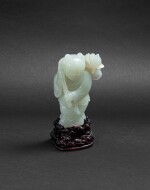 Groupe en jade céladon sculpté Fin de la Dynastie Qing | 清晚期 青白玉持蓮童子把件 | A celadon jade 'boy and lotus' carving, late Qing Dynasty