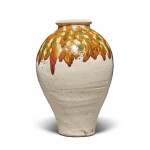 A sancai-glazed pottery jar, Tang dynasty | 唐 三彩罐
