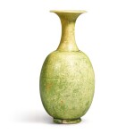 A RARE GREEN-GLAZED VASE SUI/TANG DYNASTY | 隋/唐 綠釉長頸瓶