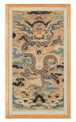 Panneau en Kesi encadré Dynastie Ming, XVIIE siècle | 明十七世紀 緙絲四爪龍紋掛屏 | A 'Dragon' kesi panel, Ming dynasty, 17th century