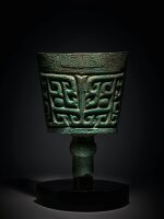 An extremely large archaic bronze ritual bell (Nao), Late Shang / Early Western Zhou dynasty | 商末 / 西周初 青銅獸面紋鐃