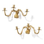 A PAIR OF ENGLISH ROCOCO REVIVAL CARVED AND GILTWOOD WALL LIGHTS WITH GILT BRONZE NOZZLES, LATE 19TH/EARLY 20TH CENTURY