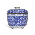 A blue and white pot and cover, Qing dynasty, 19th century