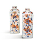 A pair of Imari bottles and covers, Qing dynasty, Kangxi period