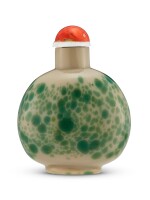 A green-mottled beige-ground glass snuff bottle Qing dynasty, 18th – 19th century | 清十八至十九世紀 藕地攪綠料鼻煙壺