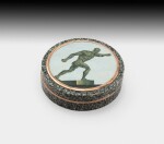 A green granite gold mounted circular box insert with a micro-mosaic, unmarked, Rome, circa 1810 | Boîte ronde en granit vert montée en or, sertie d'une micro-mosaïque, non poinçonnée, Rome, vers 1810