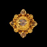 A gold and tumbled crystal 'four-pointed star' ring Khmer, Angkor period, 9th - 13th century | 九至十三世紀 高棉吳哥王朝 金嵌水晶四角星形戒指