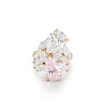 Light Pink Diamond and Diamond Ring | 伯爵 | 3.53克拉 淡粉紅色鑽石 及 5.01 克拉 梨形 D色 鑽石 戒指