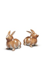 A PAIR OF CHINESE EXPORT FIGURES OF RABBITS 19TH/20TH CENTURY