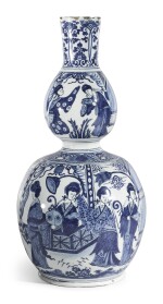 A DUTCH DELFT BLUE AND WHITE DOUBLE GOURD VASE | EARLY 18TH CENTURY