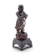 Figure de serviteur en bronze patiné Dynastie Ming, XVIIE siècle | 明十七世紀 銅佛教人物立像 | A bronze figure of an attendant, Ming Dynasty, 17th century
