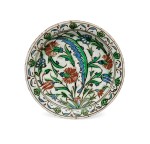 An Iznik polychrome pottery dish, Ottoman Turkey, 17th century | Plat en poterie polychrome d'Iznik, Turquie ottomane, XVIIe siècle