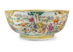 A CHINESE EXPORT FAMILLE-ROSE PUNCH BOWL, QING DYNASTY, QIANLONG/JIAQING PERIOD