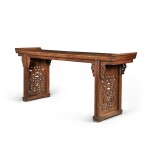 A 'huanghuali'-veneered recessed-leg table (Qiaotouan), Qing dynasty, 18th / 19th century | 清十八 / 十九世紀 黃花梨單板夾頭榫鳳紋牙頭透雕龍紋擋板翹頭案