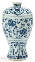 VASE EN PORCELAINE BLEU BLANC, MEIPING DYNASTIE MING, XVIE SIÈCLE | 明十六世紀 青花蓮花紋梅瓶 | A blue and white vase, meiping, Ming Dynasty, 16th century