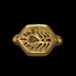 A solid gold ring with hexagonal bezel of a flowerpot, lotus flower and fire Java, Indonesia, 7th-12th century | 印尼爪哇 七至十二世紀 蓮紋金戒指