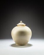A white-glazed jar and cover, Tang dynasty  | 唐 白釉蓋罐