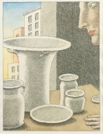 Un homme examinant des pots et vases et assiettes sur une table devant une fenêtre