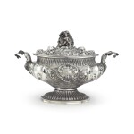 AN ITALIAN SILVER SOUP TUREEN AND COVER, MILAN, MID 20TH CENTURY