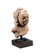Tête fragmentaire de divinité en faïence de type Gupta, Inde, ca. 600-800 AP. J.-C. | A Gupta-type earthenware fragmentary head of a divinity, India, ca. AD 600-800