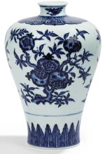 VASE EN PORCELAINE BLEU BLANC, MEIPING DYNASTIE QING, XVIIIE SIÈCLE | 清十八世紀 青花折枝三多紋梅瓶 | A Ming-style blue and white 'sanduo' meiping, Qing Dynasty, 18th century