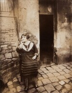 'La Villette, rue Asselin, fille publique faisant le quart devant sa porte, 19e'