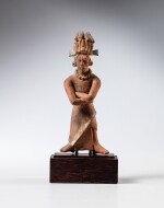 Statuette de dignitaire, Maya, Jaina, Classique récent, ca. 550 - 950 ap. J-C. | Mayan Standing Figure of a Dignitary, Jaina, Late Classic, ca. AD 550 - 950