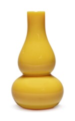  A YELLOW GLASS DOUBLE-GOURD VASE, QING DYNASTY, 18TH / 19TH CENTURY
