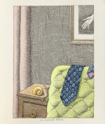La cravate bleue : une cravate posée sur un fauteuil capitonné devant une table de nuit avec un coquillage et une cordelette, au mur une main encadrée