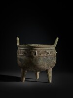 An archaic bronze ritual food vessel (ding), Shang dynasty, Erligang culture | 商 二里崗文化 青銅獸面紋鼎
