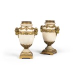 A pair of white marble and gilt bronze lamp bases, Louis XVI style Paire de pieds de lampes en marbre blanc et bronze doré de style Louis XVI