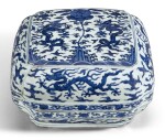 A BLUE AND WHITE 'DRAGON' BOX AND A COVER THE COVER WANLI PERIOD, THE BOX 19TH CENTURY | 明萬曆 青花雙龍拱壽紋蓋 及 清十九世紀青花雲龍趕珠紋盒