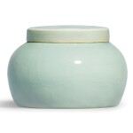 AN EXCEPTIONALLY RARE JADEITE-GREEN GLAZED JAR AND COVER MING DYNASTY, YONGLE PERIOD | 明永樂 翠青釉蓋罐