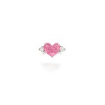 AN EXCEPTIONAL FANCY VIVID PINK DIAMOND AND DIAMOND RING  4.49卡拉 心形 艷彩粉紅色 內部無瑕(IF) 鑽石 配 鑽石 戒指