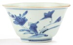 RARE BOL EN PORCELAINE BLEU ET BLANC DYNASTIE QING, DATÉ 1666 |  清康熙 青花蝶戀花紋盃 《大清丙午年製》款 | A blue and white bowl, Qing Dynasty, dated 1666