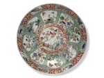A LARGE FAMILLE-VERTE CHARGER | QING DYNASTY, KANGI PERIOD