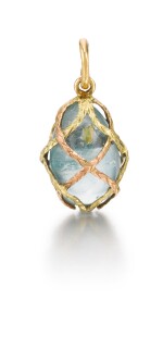 A gold-mounted hardstone egg pendant, late 19th / early 20th century