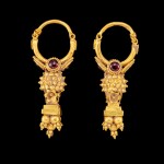 A pair of gem-set gold earrings Possibly Parthia, 2nd century BC - 2nd century AD | 或帕提亞 公元前二世紀至公元後二世紀 金嵌寶耳飾一對