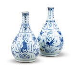 A pair of blue and white 'kraak' bottle vases Ming dynasty, Wanli period | 明萬曆 克拉克青花瓶一對