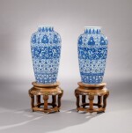 Paire de grands vases en porcelaine bleu blanc, dynastie Qing, période Kangxi