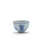 Petite coupe en porcelaine bleu blanc Dynastie Qing, époque Kangxi | 清康熙 青花人物故事紋小盃  《大明成化年製》仿款 | A blue and white 'scholar' cup, Qing Dynasty, Kangxi period