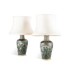 A pair of painted metal lamps, vases 20th century | Paire de lampes en tôle peinte, XXe siècle