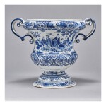  A DRESDEN FAIENCE BLUE AND WHITE TWO-HANDLED VASE EARLY 18TH CENTURY   