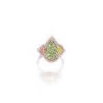  FANCY YELLOW-GREEN DIAMOND, FANCY COLOURED DIAMOND AND DIAMOND RING    5.00卡拉 梨形 彩黃綠色 VS2淨度 鑽石 配 彩色鑽石 及 鑽石 戒指