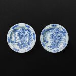 A pair of blue and white ‘Master of the Rocks’ dishes, late 17th century 十七世紀晚期 青花山水圖盤