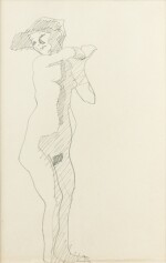 Femme nue debout de trois quarts vers la droite, mains réunies au niveau de l'épaule gauche