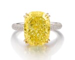 FANCY VIVID YELLOW DIAMOND AND DIAMOND RING | 8.15卡拉 古墊形 艷彩黃色鑽石 配 鑽石 戒指