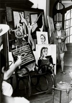 ANDRÉ VILLERS |  PICASSO TENANT UN PORTRAIT, VERS 1960 